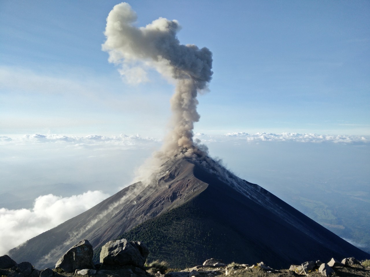 En nombre del Santo Padre ayuda a Guatemala afectada por la erupción “Volcán de Fuego”